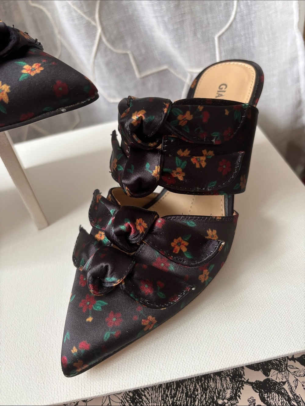 NEW Gianni Bini Floral Satin Pointed Toe Mule Heels in Black— Style Tyrissi